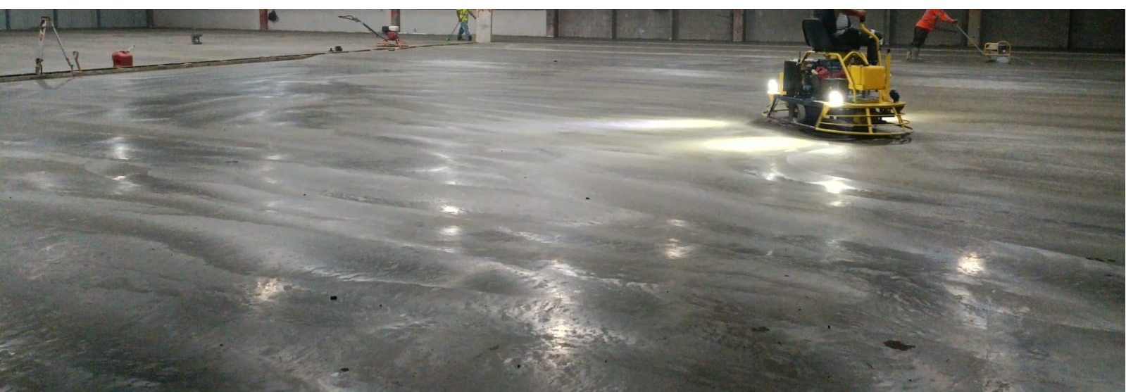 Alisado de piso de concreto con equipo profesional
