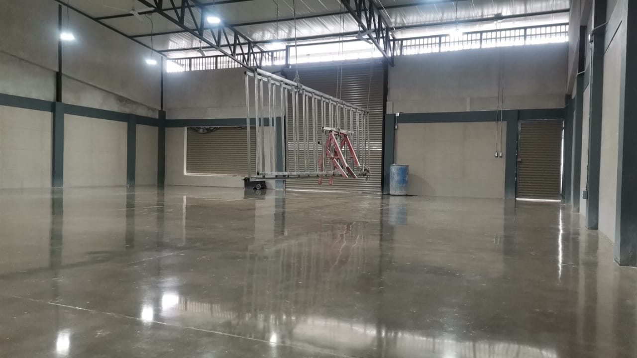 Piso pulido en bodega comercial